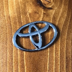 Emblema Volante Toyota Yaris Corolla Camry 64x42mm